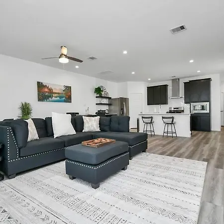 Villa Stylish 4 Beds Near Downtown With Backyard